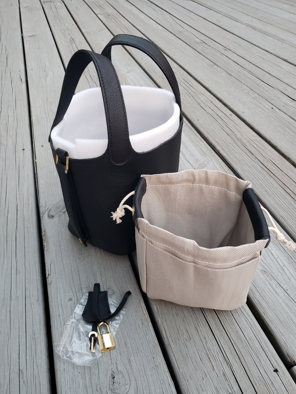 Buckect Bag Padlock & Key - Black